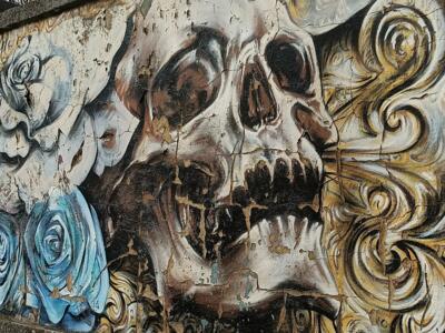 Crâne aux roses bleues et volutes dorées — Street art à Lisboa
