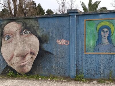 Bespectacled caricature and lady in a blue veil — Street art in Lisboa