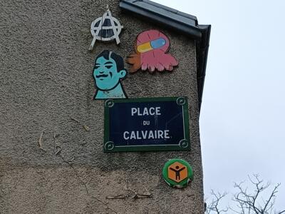 Visage turquoise de Mister P et capsule rose — Street art de Mister P à Paris