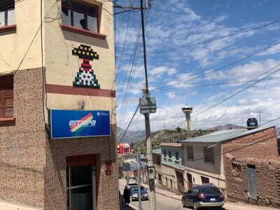 POTI_43, Space Invader de Calle Bolivar — Street art de Invader à Potosí