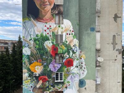 Jeune Ukrainienne au bouquet — Street art de Sasha Korban à Tbilisi