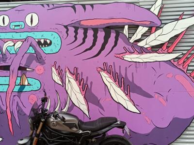 Monstre violet à bouches multiples, par Senai — Street art à Lisboa