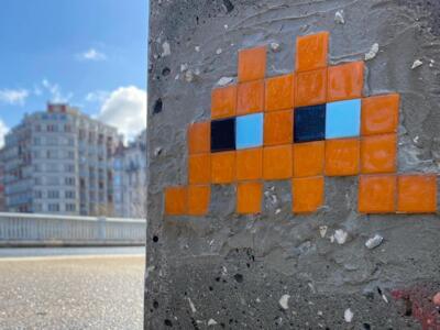 GRN_38, Space Invader du pont de la Porte de France - Kofi Annan — Street art de Invader à Grenoble