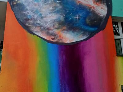 Planet on a rainbow wall — Street art in Düsseldorf