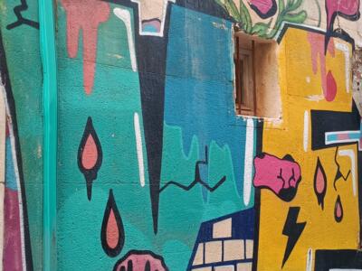 Aplats dégoulinants et smiley fondu — Street art à Marseille