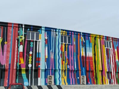 Façade aux coulures verticales multicolores — Street art de Grems à Reims