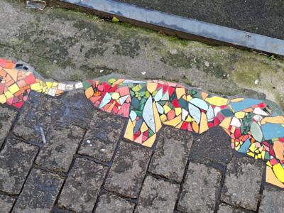 La mosaïque au sol « V » d'Elzarra — Street art de Elzarra à Bayonne