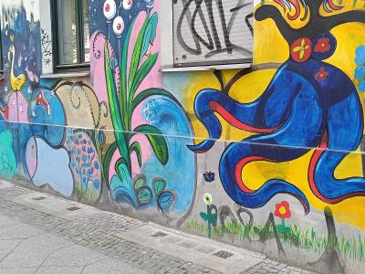 Naive Garden with Swans — Street art in Berlin