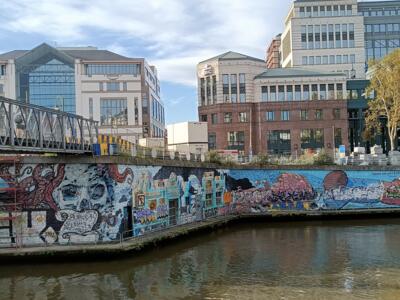 Crâne aux tentacules sur le quai — Street art à Bruxelles