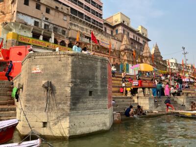 VRN_13, Space Invader on Ahilyabai Ghat — Street art by Invader in Varanasi