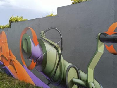 Orange lettering and trompe-l'oeil pipe — Street art in Langueux