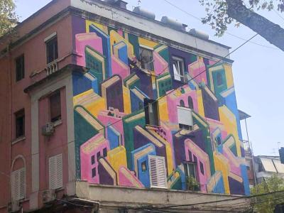 Livres en espace urbain — Street art de Alexa Lincu à Tirana