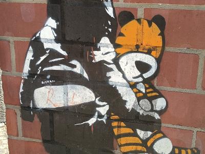 L'enfant au tigre en peluche — Street art de BustArt à Berlin