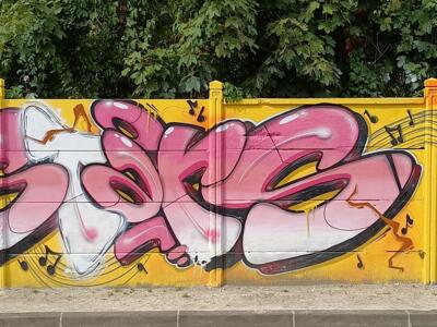Lettres bulles roses sur portée musicale — Street art à Reims