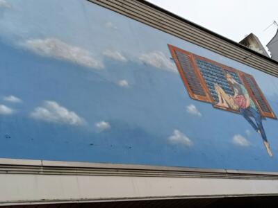 Fenêtre en trompe-l'œil sur ciel bleu — Street art à Düsseldorf