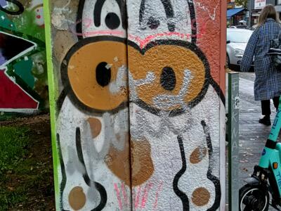 Vache de bande dessinée sur dalles de béton — Street art à Köln