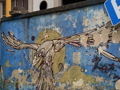 Corbeau anatomique au trait noir — Street art à Lisboa