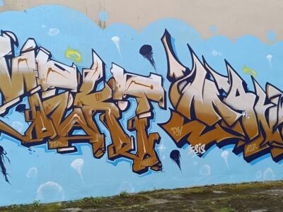 Lettrage doré sur ciel bleu — Street art à Paimpol