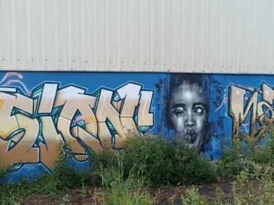 Blowing portrait and blue lettering — Street art in Saint-Brieuc