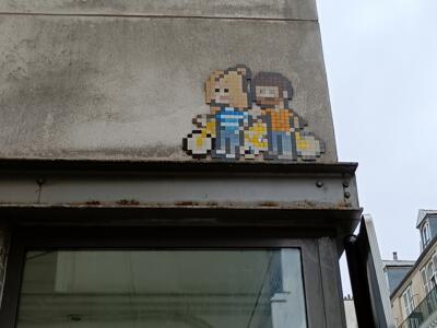Duo pixelisé en céramique — Street art à Paris