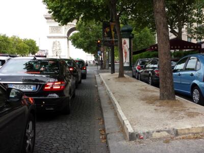 PA_428, Space Invader on Avenue de la Grande Armée — Street art by Invader in Paris