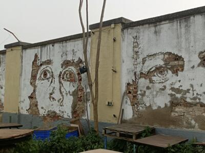 Visages gravés dans le mur d'enceinte — Street art de Vhils à Lisboa