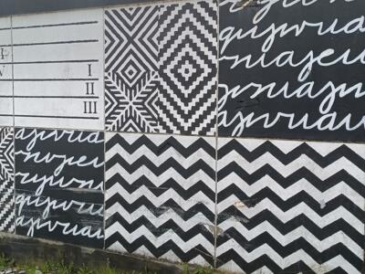 Chiffres romains et chevrons en noir et blanc — Street art à Lisboa