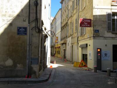 AVI_16, Space Invader on 2–6 Rue Mignard — Street art by Invader in Avignon