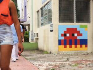 MIA_46, Space Invader de Collins Avenue — Street art de Invader à Miami Beach