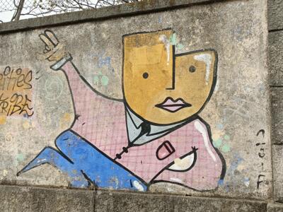 Personnage plat à la tête jaune — Street art à Lisboa