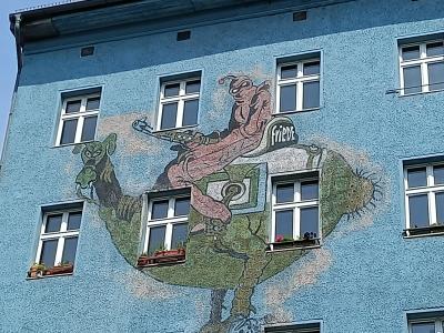 Lutin chevauchant le dragon Friedi — Street art à Berlin