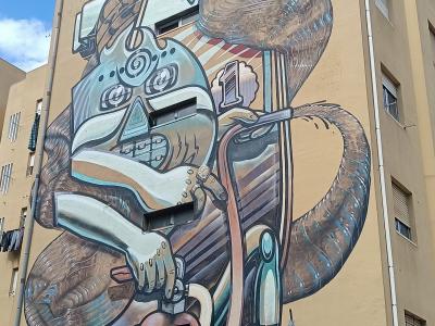 Personnage Monumental aux Éléments Empilés — Street art de Spok Brillor à Lisbon