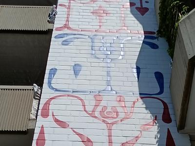 Colonne aux verres qui pleurent — Street art de Mr. Paradox Paradise à Berlin
