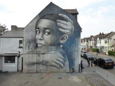 L'enfant protégé — Street art de Ben Slow à London