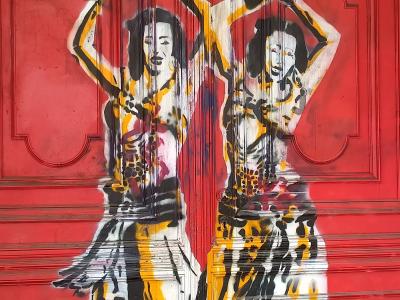 Danseuses dorées de la porte rouge — Street art à Berlin