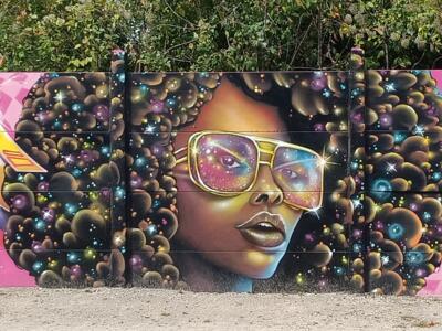 Afro galactique et boule à facettes — Street art à Reims