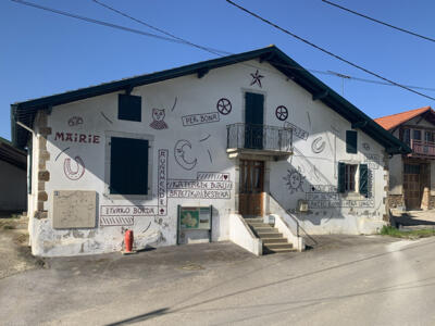 Ostau Herriko, la mairie de Bergouey — Street art de Jean-Charles Couderc à Bergouey-Viellenave