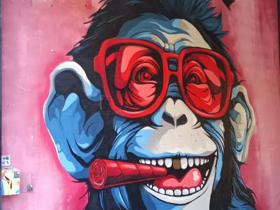 Chimpanzé au cigare et lunettes rouges — Street art à Berlin