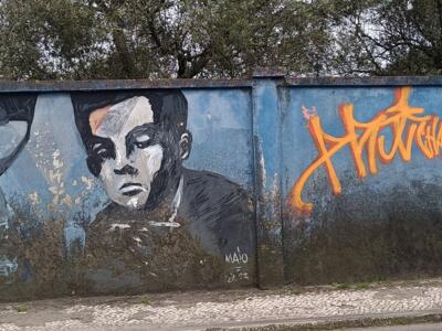 Main, portrait et lettrage orange — Street art à Lisboa