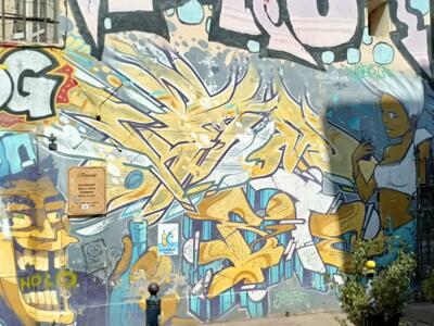 Practice wall with golden lettering — Street art in Marseille