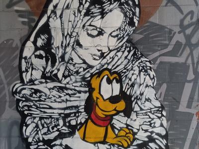 Étreinte au Pluto jaune — Street art de BustArt à Berlin