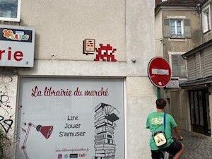 FTBL_43, Space Invader de la rue du Conventionnel Geoffroy — Street art de Invader à Fontainebleau