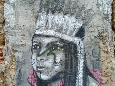 Jeune fille à la coiffe de plumes — Street art de Rosarlette Meirelles à Almada