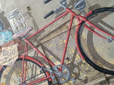 Grand vélo rouge en trompe-l'œil — Street art à Lisboa