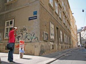 WN_23, Space Invader on Dr-Ignaz-Seipel-Platz — Street art by Invader in Wien
