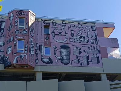 Inventaire d'objets sur l'immeuble — Street art de PHLEGM à Berlin
