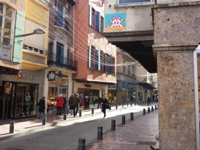 PRP_06, Space Invader on Rue des Marchands — Street art by Invader in Perpignan