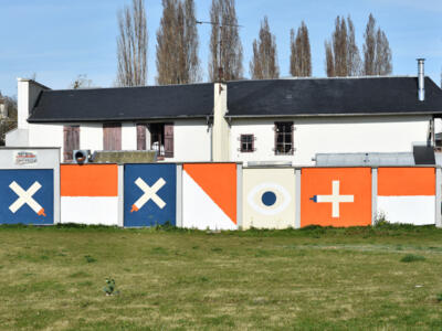 Small's geometric signals — Street art by Small in Caen