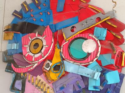 Masque en déchets plastiques, profil gauche — Street art de Bordalo II à Lisboa