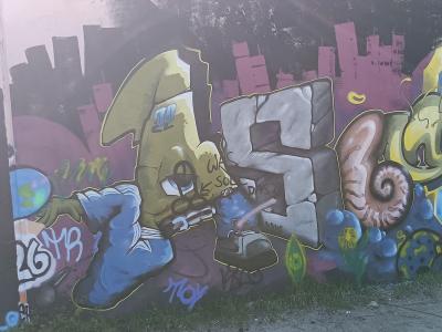 Poisson casqué et lettres de pierre — Street art à Berlin